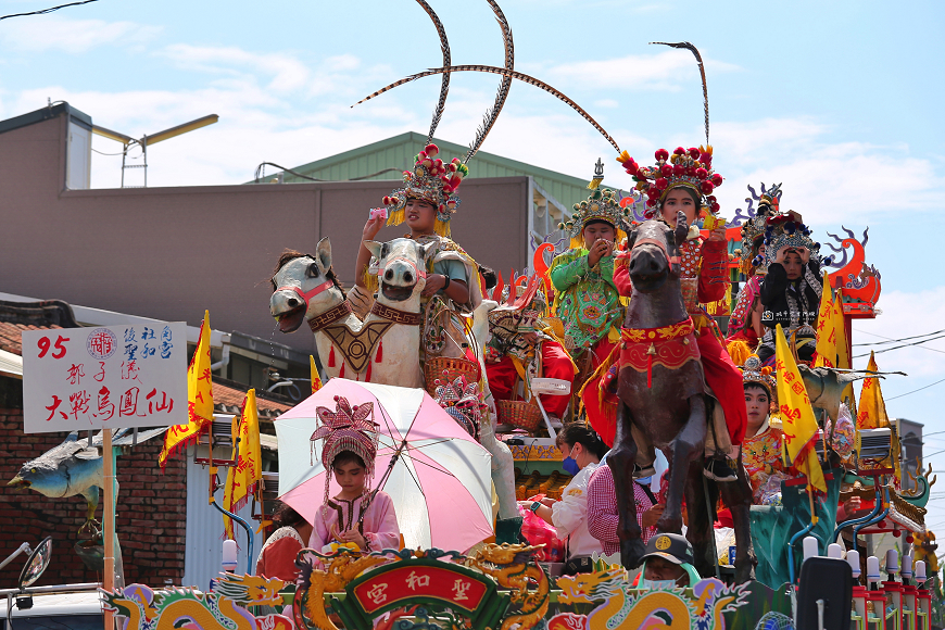 [台南活動]國家重要民俗 學甲上白礁祭典追蜈蚣看熱鬧必看重點解析｜人力扛蜈蚣.華麗輦宮.真人藝閣糖果雨.特色陣頭.開基保生大帝 @城市少女阿璇