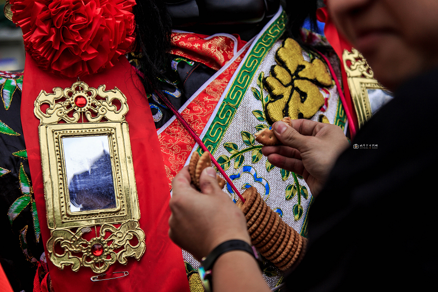 [台南活動]國家重要民俗 學甲上白礁祭典追蜈蚣看熱鬧必看重點解析｜人力扛蜈蚣.華麗輦宮.真人藝閣糖果雨.特色陣頭.開基保生大帝 @城市少女阿璇