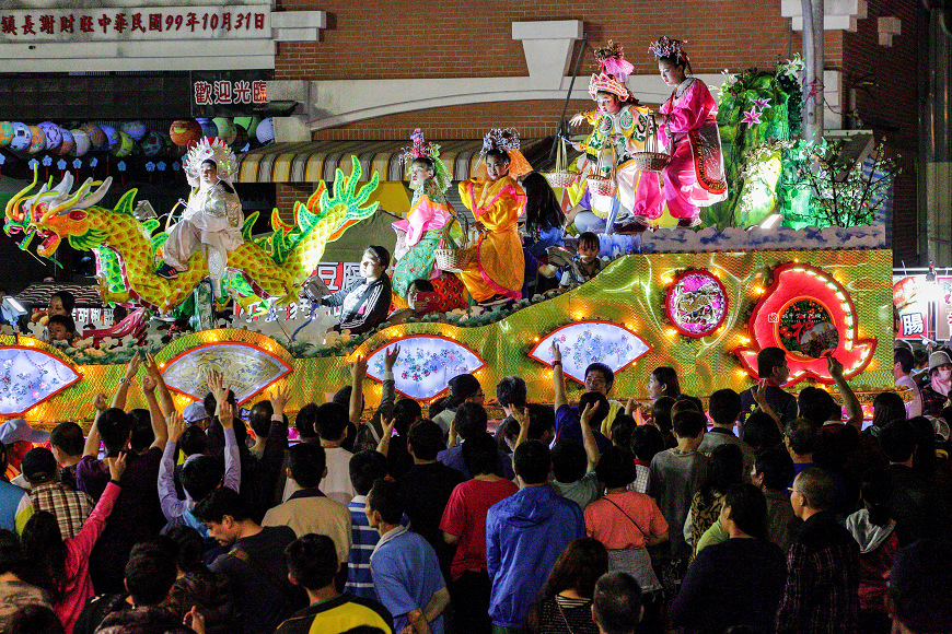 [台南活動]國家重要民俗 學甲上白礁祭典追蜈蚣看熱鬧必看重點解析｜人力扛蜈蚣.華麗輦宮.真人藝閣糖果雨.特色陣頭.開基保生大帝 @城市少女阿璇