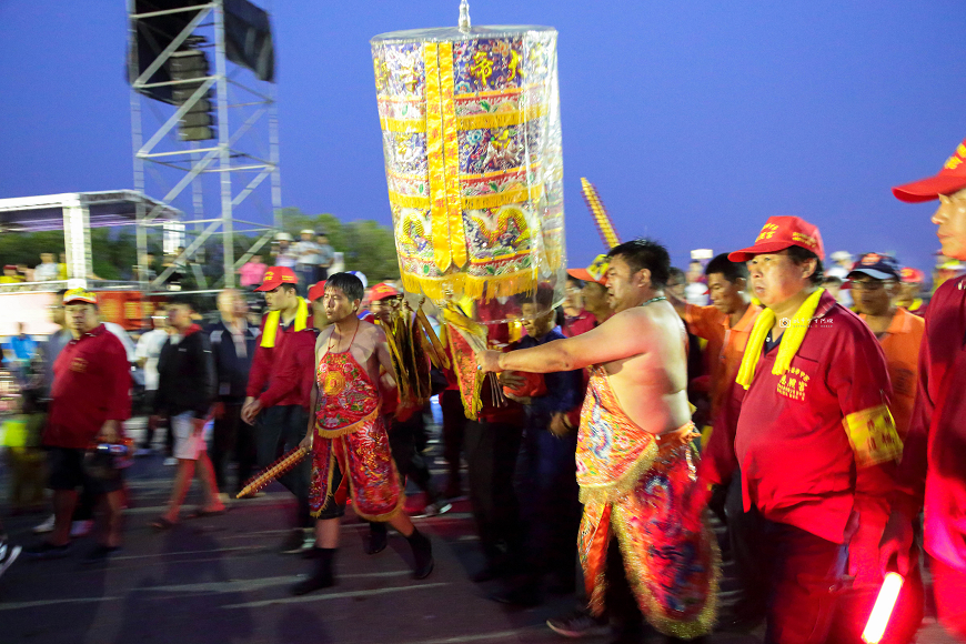 [台南活動]國家重要民俗 學甲上白礁祭典追蜈蚣看熱鬧必看重點解析｜人力扛蜈蚣.華麗輦宮.真人藝閣糖果雨.特色陣頭.開基保生大帝 @城市少女阿璇