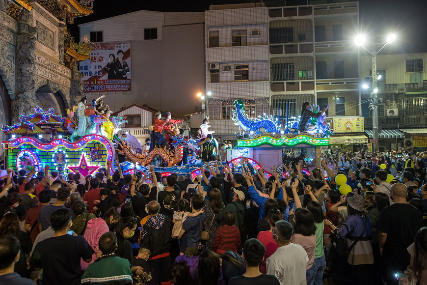 [台南活動]國家重要民俗 學甲上白礁祭典追蜈蚣看熱鬧必看重點解析｜人力扛蜈蚣.華麗輦宮.真人藝閣糖果雨.特色陣頭.開基保生大帝 @城市少女阿璇