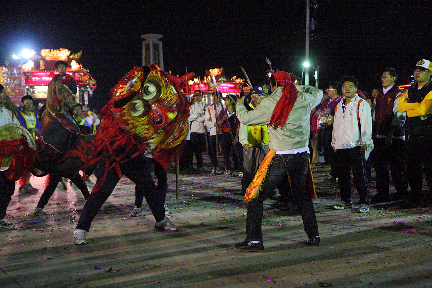 [台南活動]國家重要民俗 學甲上白礁祭典追蜈蚣看熱鬧必看重點解析｜人力扛蜈蚣.華麗輦宮.真人藝閣糖果雨.特色陣頭.開基保生大帝 @城市少女阿璇