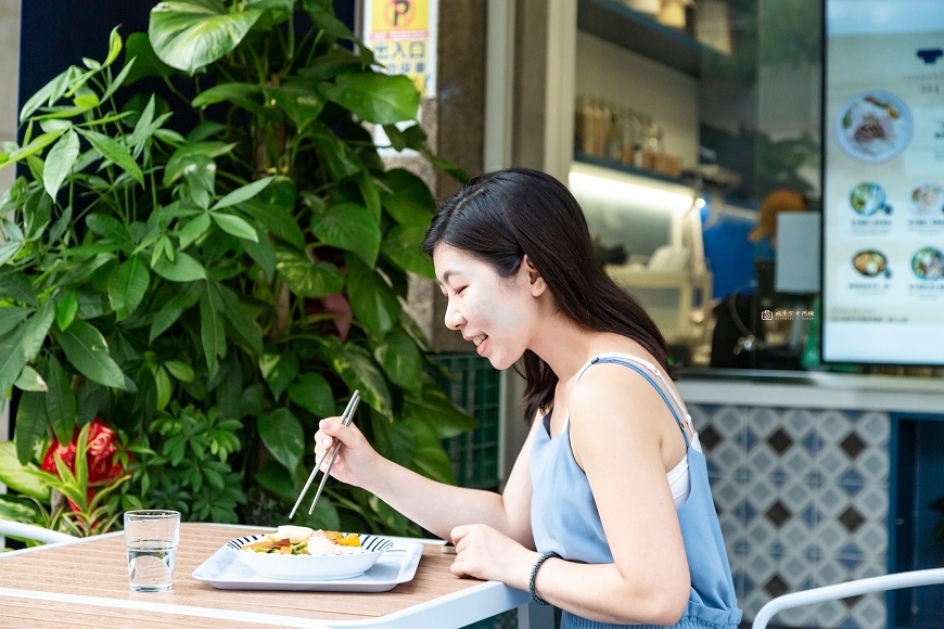 [台南美食]純白系！像極咖啡廳的便當店，Youngbody洋爸爸健康餐，低脂營養、美味無負擔！親子共食好安心，減脂也能吃好吃滿 @城市少女阿璇