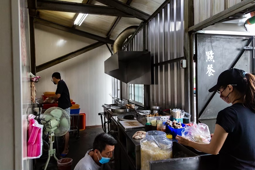 [台南美食]銅板價隱藏版美食！店小二臭豆腐  安南區20年老店 在地人從小吃到大～ @城市少女阿璇