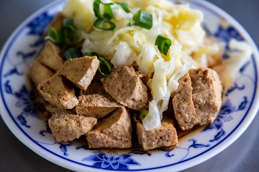 [台南美食]銅板價隱藏版美食！店小二臭豆腐  安南區20年老店 在地人從小吃到大～ @城市少女阿璇