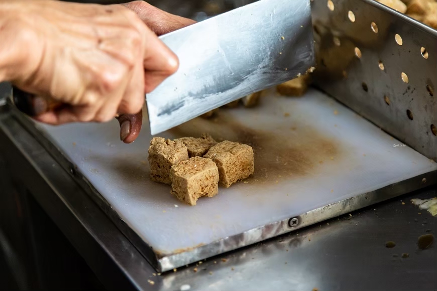 [台南美食]銅板價隱藏版美食！店小二臭豆腐  安南區20年老店 在地人從小吃到大～ @城市少女阿璇