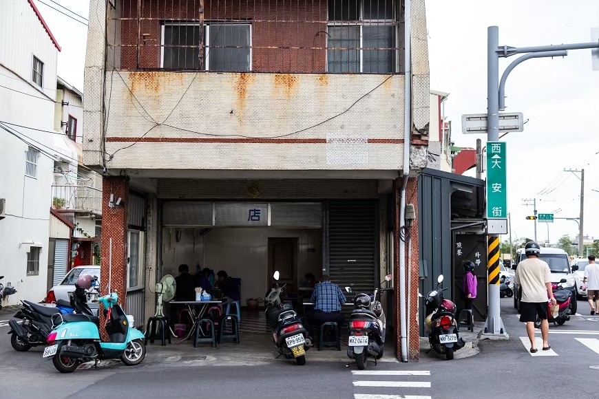 [台南美食]銅板價隱藏版美食！店小二臭豆腐  安南區20年老店 在地人從小吃到大～ @城市少女阿璇