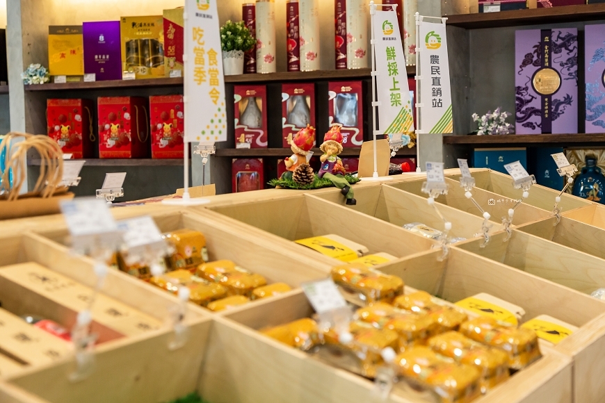 [台南景點]超好逛！台南最美伴手禮館 鹽水農會文青超市 各地限定商品 嚴選國產農漁產好物 彷彿置身美術館質感空間｜鹽水意遊未盡伴手禮館 @城市少女阿璇