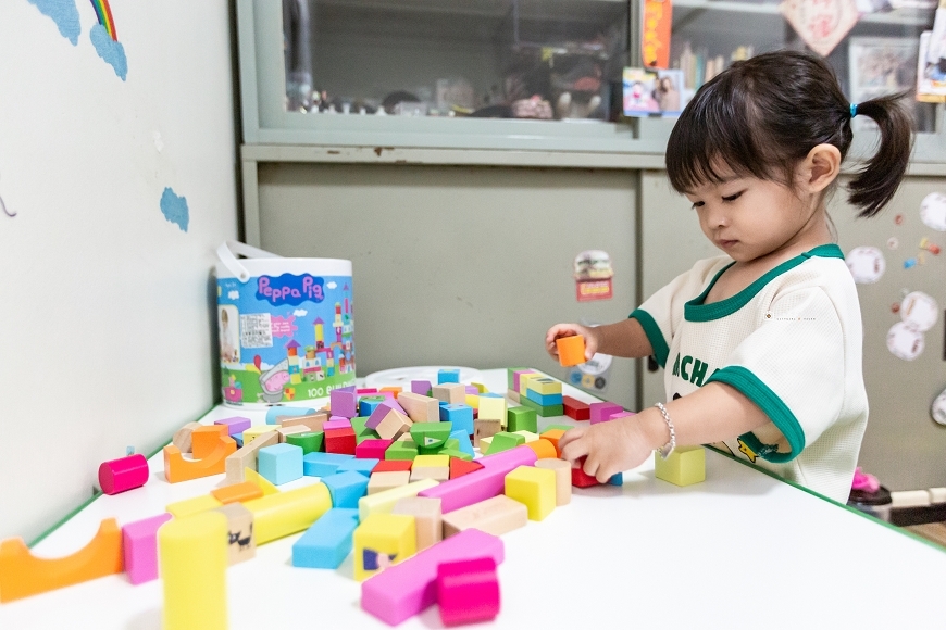 [育兒日記]孩子的桌上小樂園！高CP值兒童桌椅推薦，多功能學習/遊戲/吃飯桌，KIDUS兒童多功能學習桌椅組開箱心得～ @城市少女阿璇