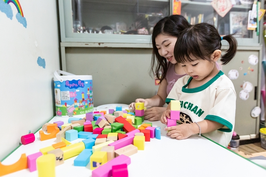 [育兒日記]孩子的桌上小樂園！高CP值兒童桌椅推薦，多功能學習/遊戲/吃飯桌，KIDUS兒童多功能學習桌椅組開箱心得～ @城市少女阿璇