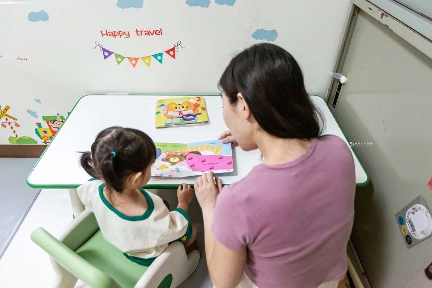 [育兒日記]孩子的桌上小樂園！高CP值兒童桌椅推薦，多功能學習/遊戲/吃飯桌，KIDUS兒童多功能學習桌椅組開箱心得～ @城市少女阿璇