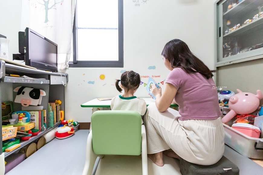 [育兒日記]孩子的桌上小樂園！高CP值兒童桌椅推薦，多功能學習/遊戲/吃飯桌，KIDUS兒童多功能學習桌椅組開箱心得～ @城市少女阿璇