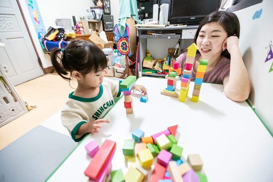 [育兒日記]孩子的桌上小樂園！高CP值兒童桌椅推薦，多功能學習/遊戲/吃飯桌，KIDUS兒童多功能學習桌椅組開箱心得～ @城市少女阿璇