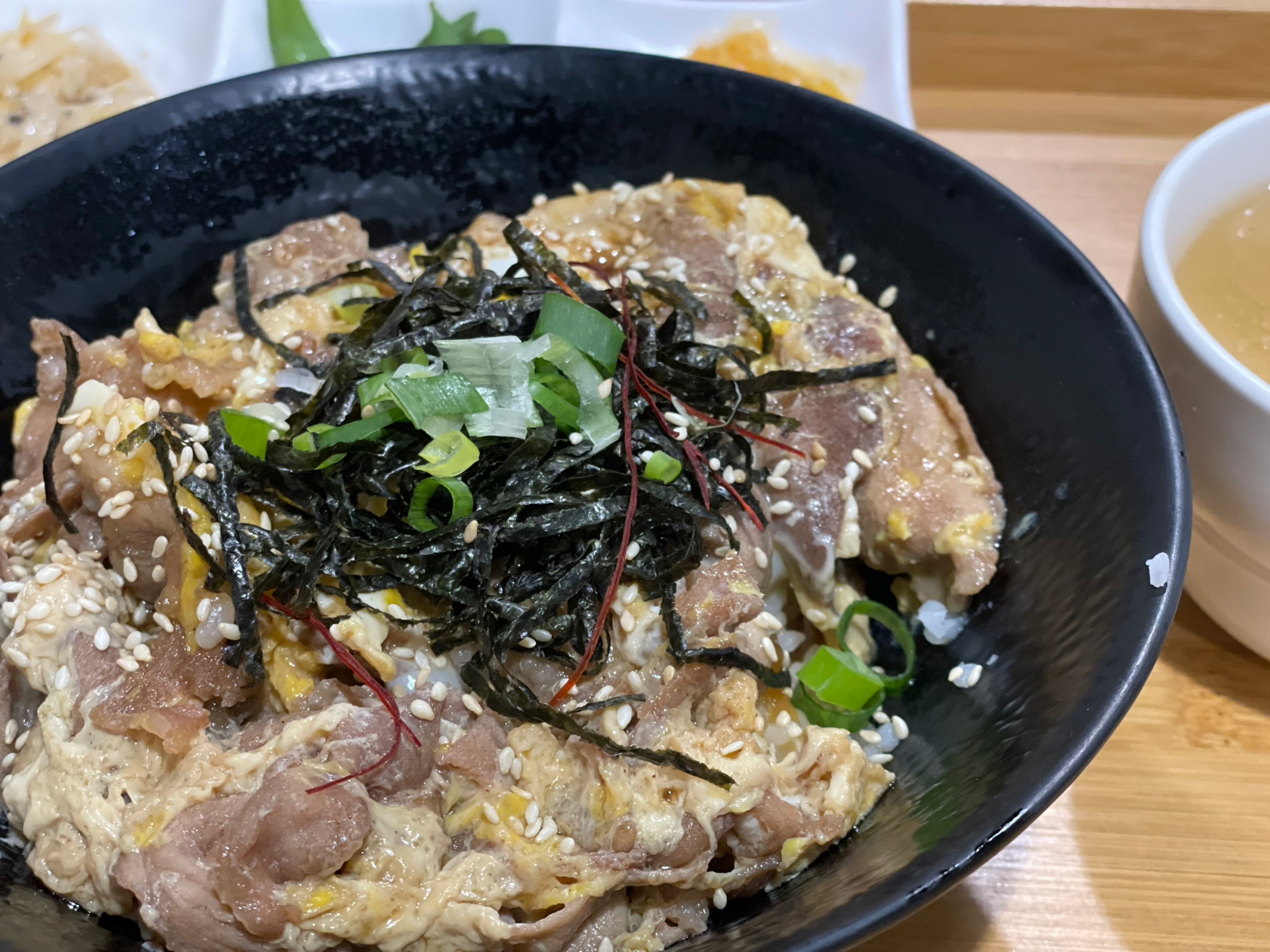 [台南美食]高CP值佳里美食推薦，在百年老屋嚐美食，日式定食、咖哩、丼飯，份量足價位親民～｜黃金美 • 食 @城市少女阿璇