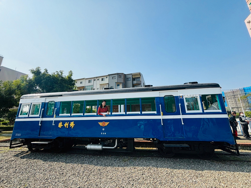 [台南旅遊]台南新玩法！搭懷舊「勝利號」看舊鐵道、吃冰，藍皮列車加上蒂芬妮藍車廂，超級美～ @城市少女阿璇