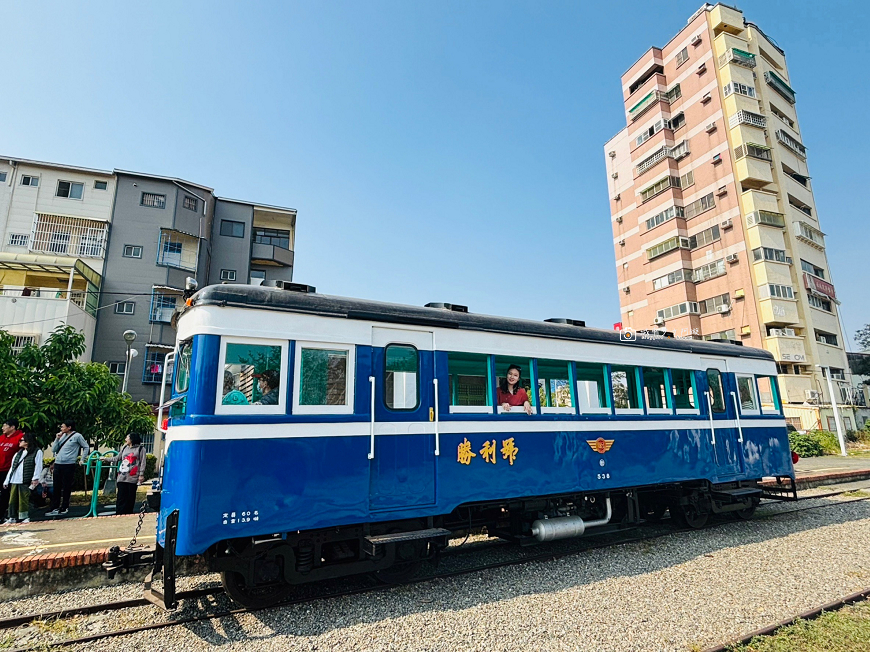 [台南旅遊]台南新玩法！搭懷舊「勝利號」看舊鐵道、吃冰，藍皮列車加上蒂芬妮藍車廂，超級美～ @城市少女阿璇