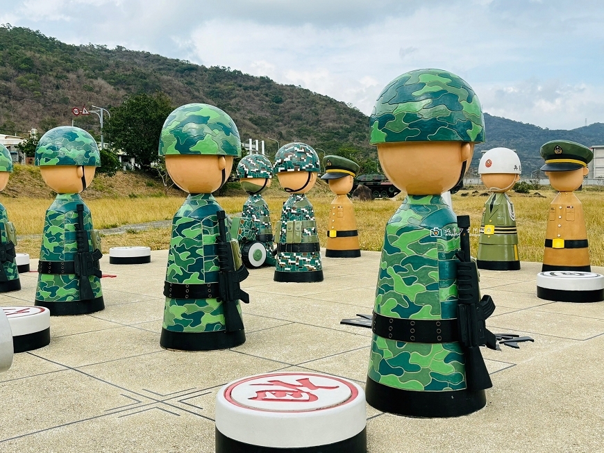 [屏東景點]超好拍！Q版阿兵哥公仔站在棋盤上 多台戰車超帥氣 屏東車城景點｜棋開得勝戰車公園 @城市少女阿璇