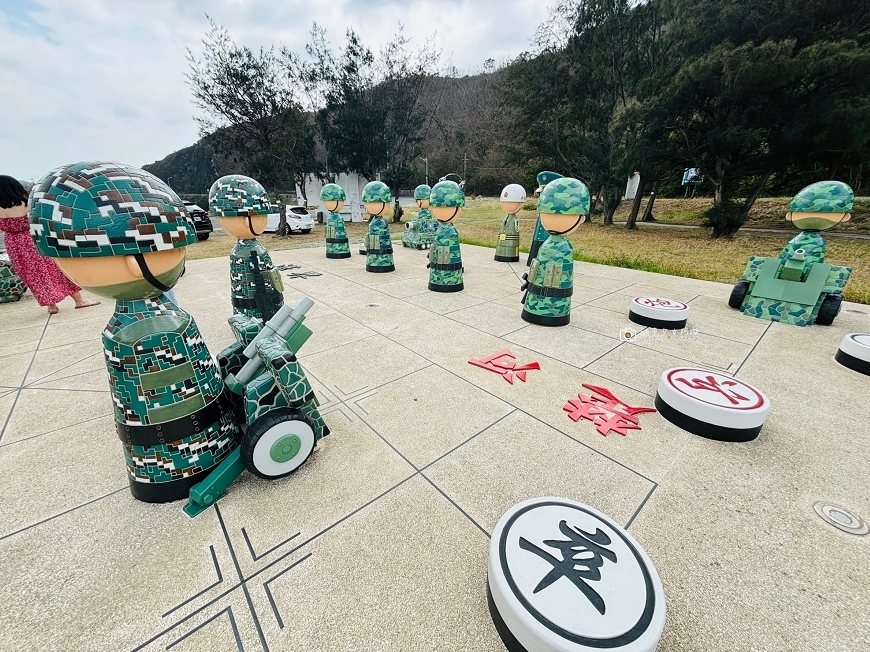 [屏東景點]超好拍！Q版阿兵哥公仔站在棋盤上 多台戰車超帥氣 屏東車城景點｜棋開得勝戰車公園 @城市少女阿璇