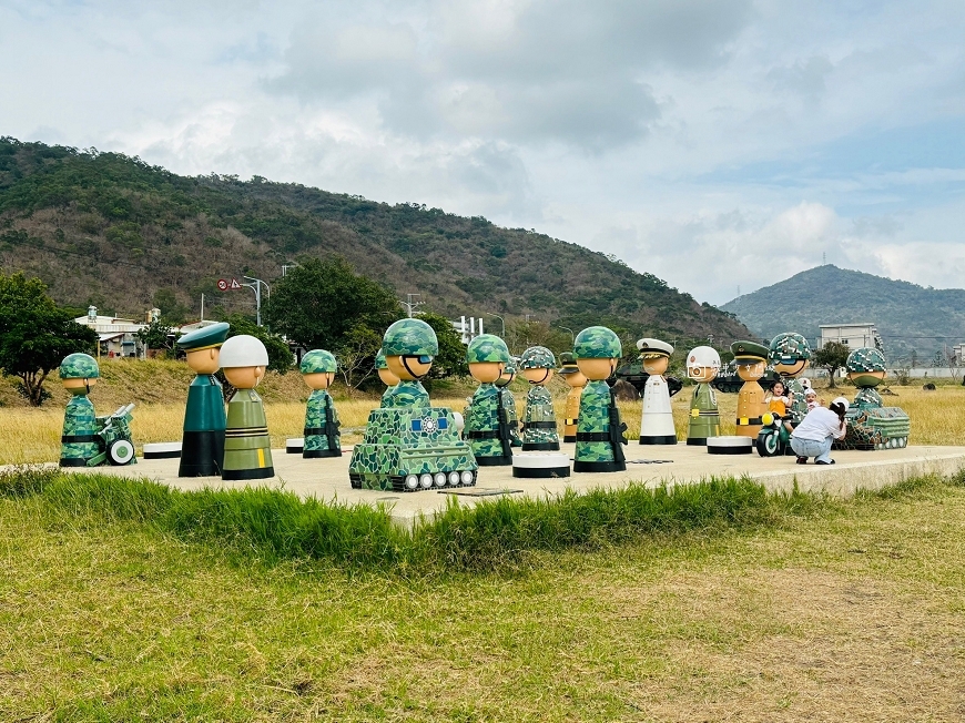 [屏東景點]超好拍！Q版阿兵哥公仔站在棋盤上 多台戰車超帥氣 屏東車城景點｜棋開得勝戰車公園 @城市少女阿璇