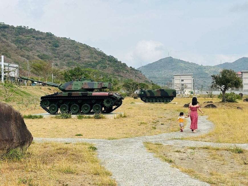 [屏東景點]超好拍！Q版阿兵哥公仔站在棋盤上 多台戰車超帥氣 屏東車城景點｜棋開得勝戰車公園 @城市少女阿璇