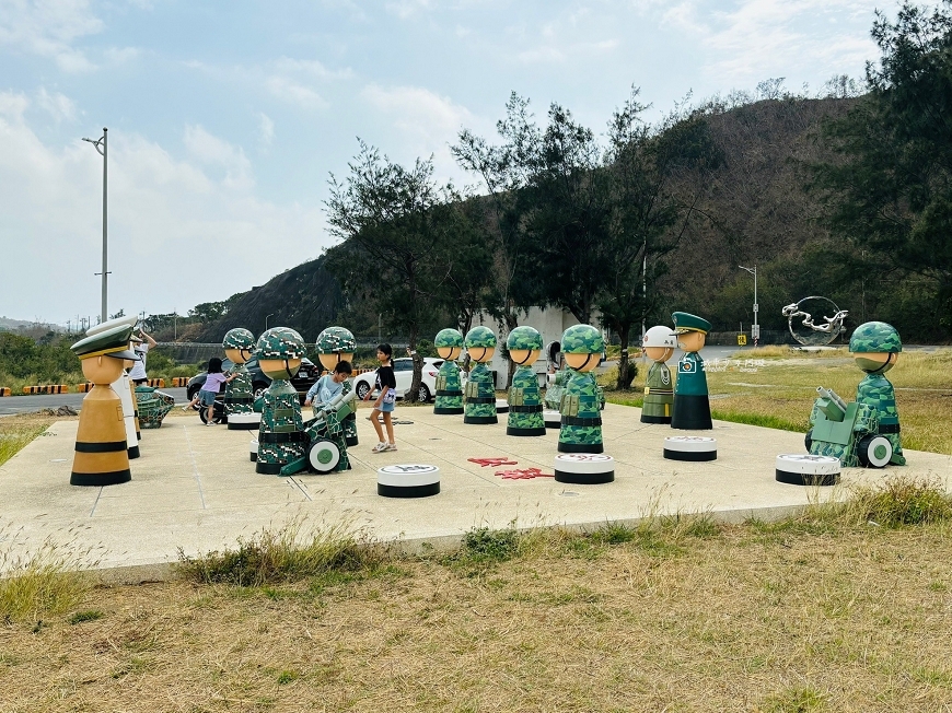 [屏東景點]超好拍！Q版阿兵哥公仔站在棋盤上 多台戰車超帥氣 屏東車城景點｜棋開得勝戰車公園 @城市少女阿璇