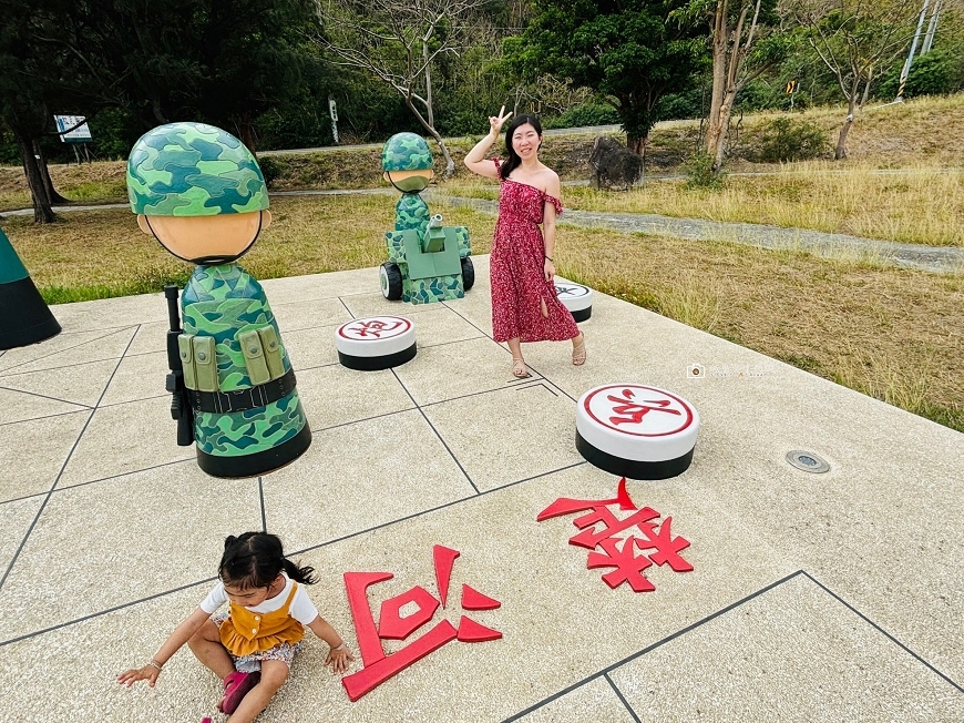 [屏東景點]超好拍！Q版阿兵哥公仔站在棋盤上 多台戰車超帥氣 屏東車城景點｜棋開得勝戰車公園 @城市少女阿璇