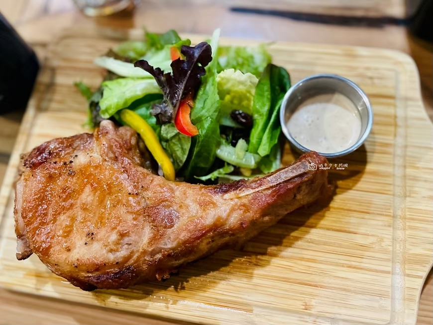 [台南美食]人氣超高的台南老宅餐廳，森林系外觀裡頭卻走復古工業風，好拍又好吃，還可以嚕貓喔｜漫漫弄man.man.nong @城市少女阿璇