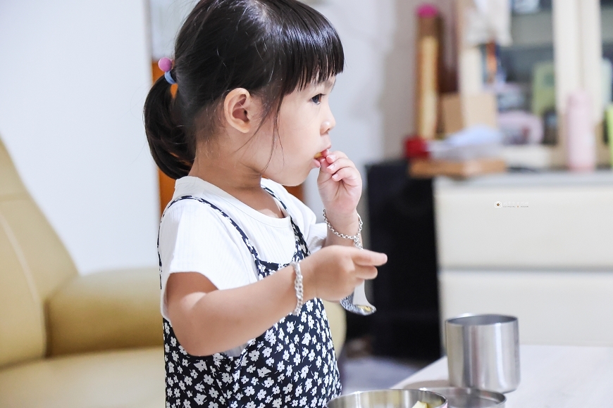 [育兒日記]幼兒開學必備！作伴姓名貼安心材質，防水耐高溫超耐用，客製化繽紛餐碗、不鏽鋼杯真心推薦 @城市少女阿璇