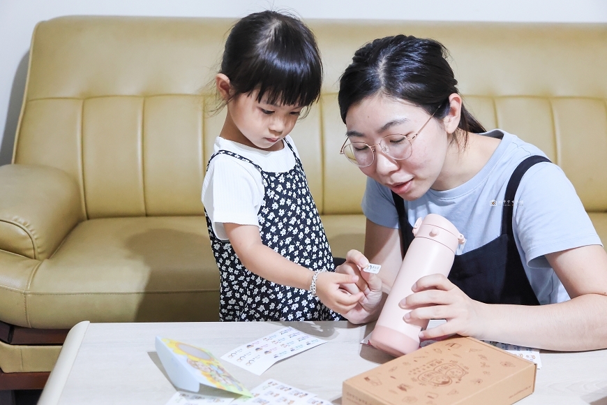 [育兒日記]幼兒開學必備！作伴姓名貼安心材質，防水耐高溫超耐用，客製化繽紛餐碗、不鏽鋼杯真心推薦 @城市少女阿璇