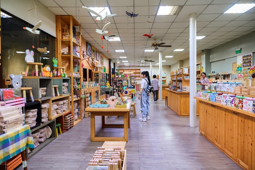 [台南景點]美雅家具觀光工廠｜白河親子景點推薦！五感認識木頭、木工DIY，大草皮放電一日遊 @城市少女阿璇