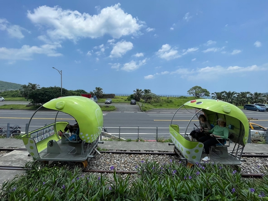 [新北旅遊]來趟深澳鐵道自行車半日遊，搭乘河豚列車穿越星空隧道，飽覽無敵山海美景，2024深澳鐵道自行車期間限定夜間開放！ @城市少女阿璇