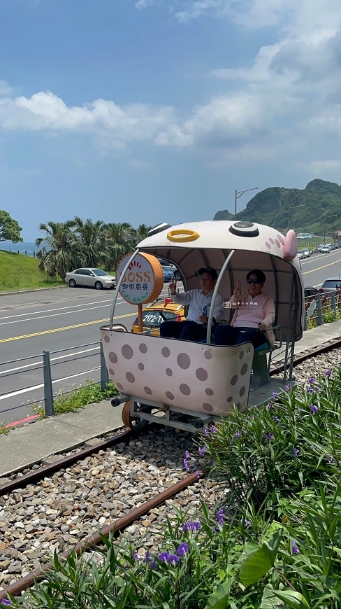 [新北旅遊]來趟深澳鐵道自行車半日遊，搭乘河豚列車穿越星空隧道，飽覽無敵山海美景，2024深澳鐵道自行車期間限定夜間開放！ @城市少女阿璇