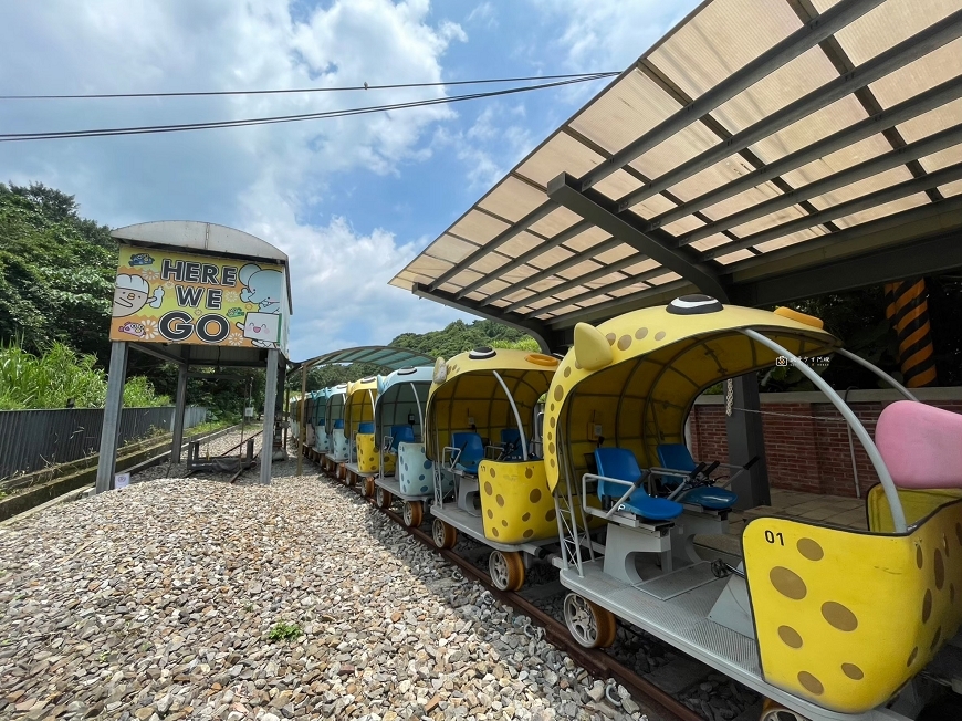 [新北旅遊]來趟深澳鐵道自行車半日遊，搭乘河豚列車穿越星空隧道，飽覽無敵山海美景，2024深澳鐵道自行車期間限定夜間開放！ @城市少女阿璇