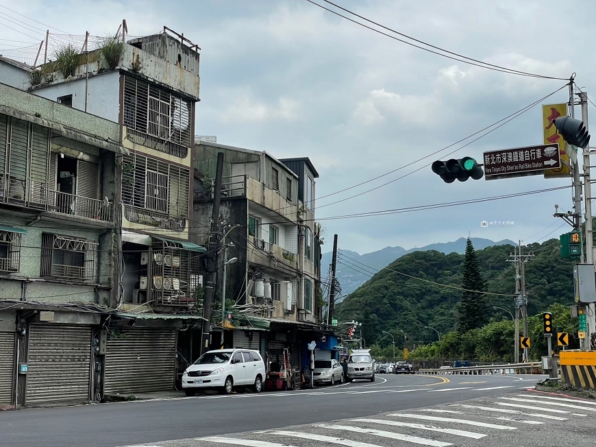 [新北旅遊]來趟深澳鐵道自行車半日遊，搭乘河豚列車穿越星空隧道，飽覽無敵山海美景，2024深澳鐵道自行車期間限定夜間開放！ @城市少女阿璇