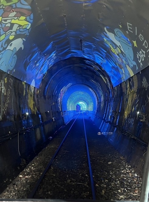 [新北旅遊]來趟深澳鐵道自行車半日遊，搭乘河豚列車穿越星空隧道，飽覽無敵山海美景，2024深澳鐵道自行車期間限定夜間開放！ @城市少女阿璇