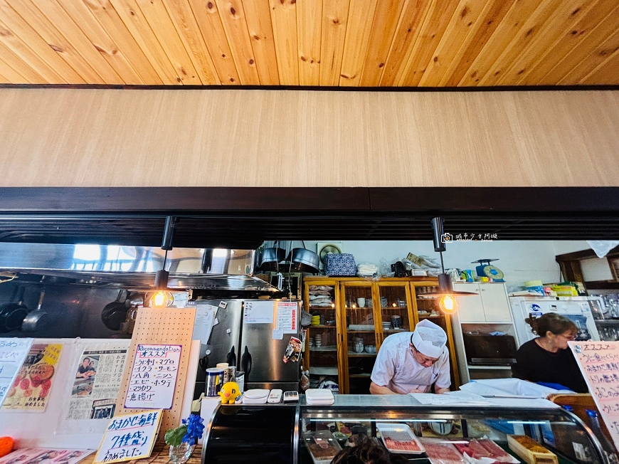 海鮮控必吃！北海道登別超澎派海鮮丼，北海道在地美食推薦，俗擱大碗～｜肴 雲丹まるひらMaruhira @城市少女阿璇