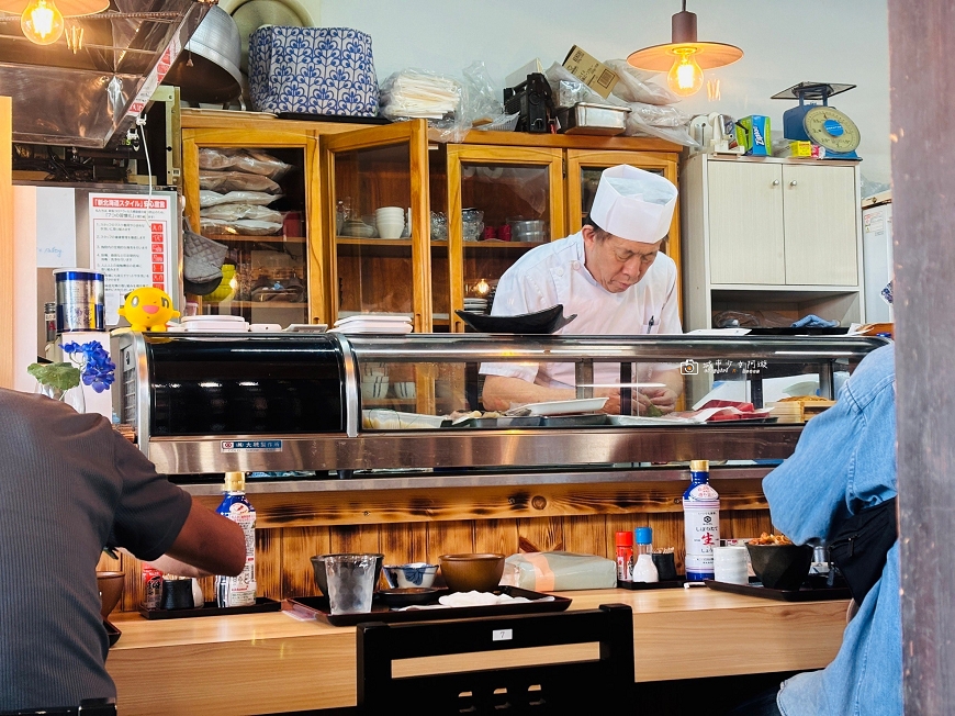 海鮮控必吃！北海道登別超澎派海鮮丼，北海道在地美食推薦，俗擱大碗～｜肴 雲丹まるひらMaruhira @城市少女阿璇