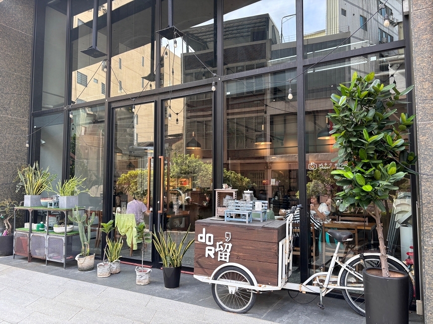 [台南美食]明亮挑高空間、座位多好用餐，友愛街巷弄的Q彈手工麵，聚餐推薦｜Dor,留手工義大利麵 @城市少女阿璇
