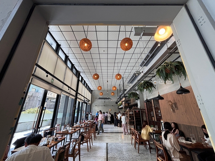 [台南美食]明亮挑高空間、座位多好用餐，友愛街巷弄的Q彈手工麵，聚餐推薦｜Dor,留手工義大利麵 @城市少女阿璇