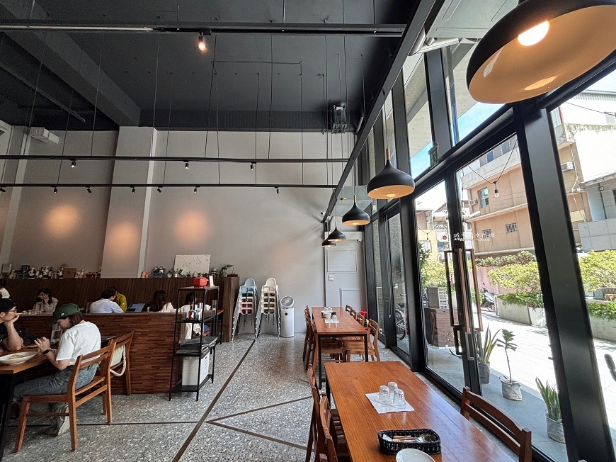 [台南美食]明亮挑高空間、座位多好用餐，友愛街巷弄的Q彈手工麵，聚餐推薦｜Dor,留手工義大利麵 @城市少女阿璇
