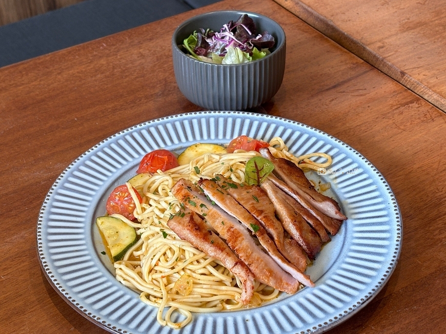 [台南美食]明亮挑高空間、座位多好用餐，友愛街巷弄的Q彈手工麵，聚餐推薦｜Dor,留手工義大利麵 @城市少女阿璇