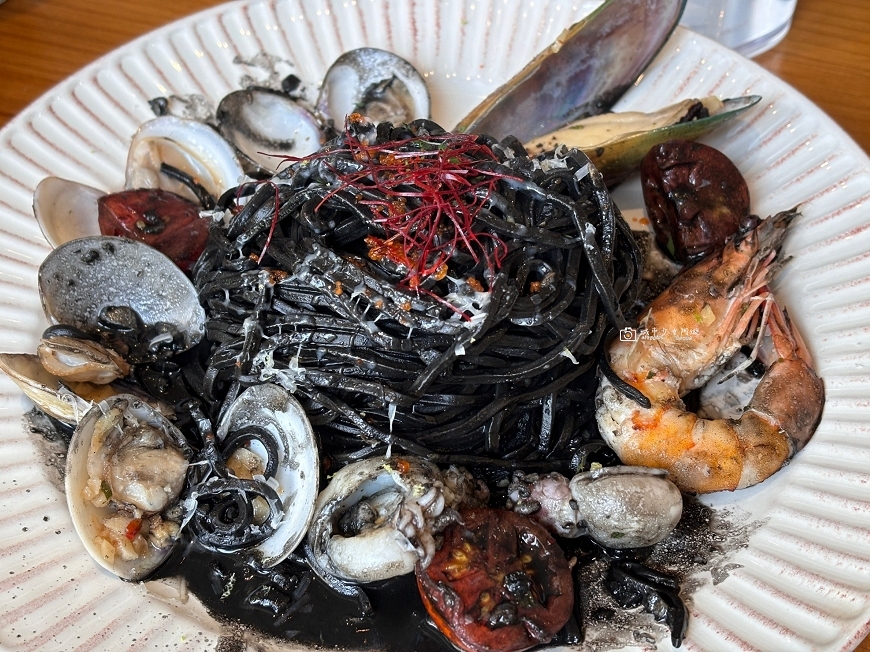 [台南美食]明亮挑高空間、座位多好用餐，友愛街巷弄的Q彈手工麵，聚餐推薦｜Dor,留手工義大利麵 @城市少女阿璇