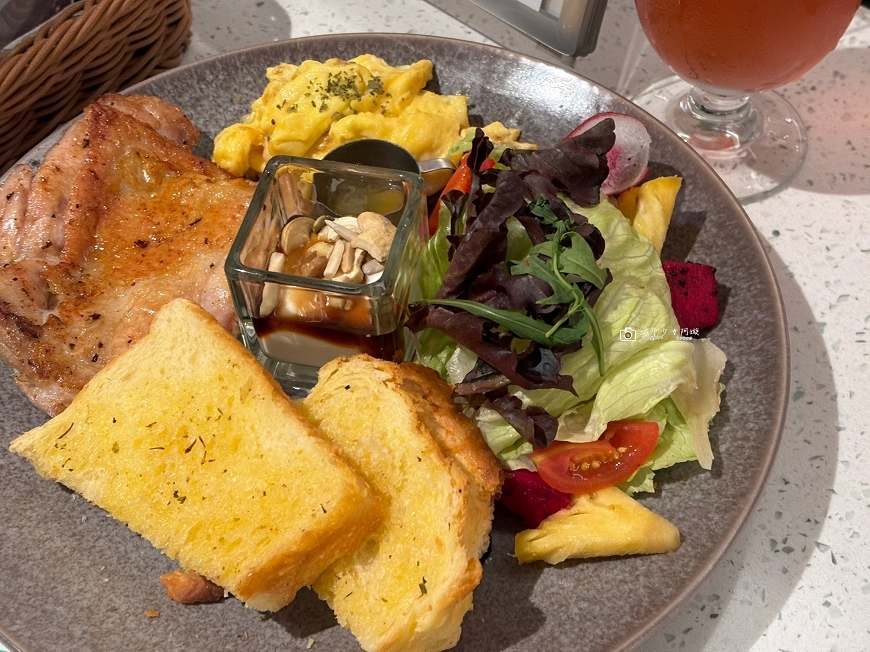 [台南美食]好拍又舒適的聚會空間，台南網美氛圍餐廳，每個角落都有小巧思｜我在cogitocafe52 @城市少女阿璇