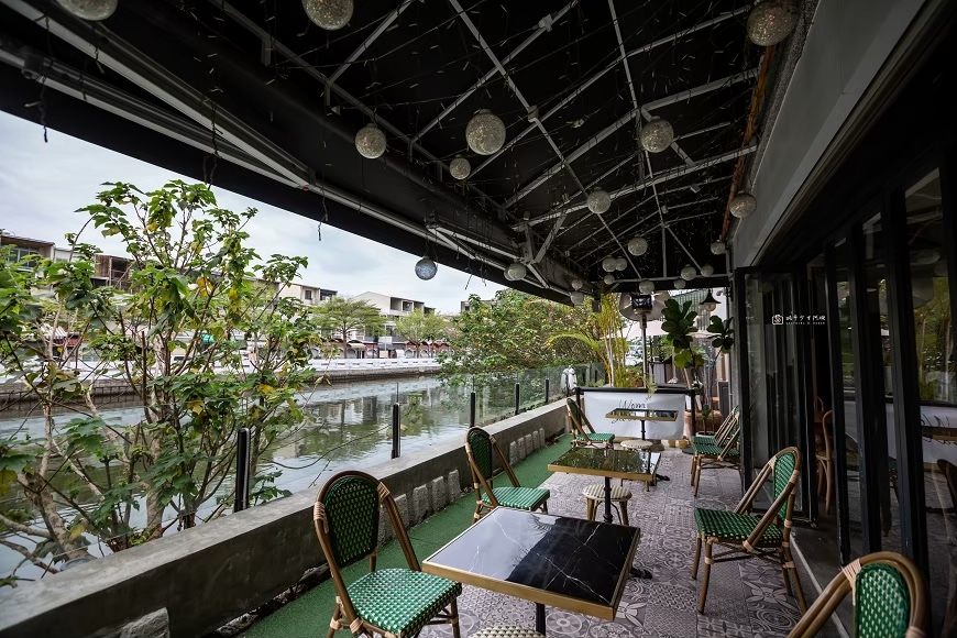 [台南美食]輕易拍出歐洲感的河畔餐廳，運河畔的浪漫餐酒館｜Wom Salone @城市少女阿璇