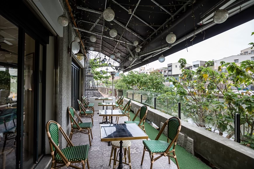 [台南美食]輕易拍出歐洲感的河畔餐廳，運河畔的浪漫餐酒館｜Wom Salone @城市少女阿璇