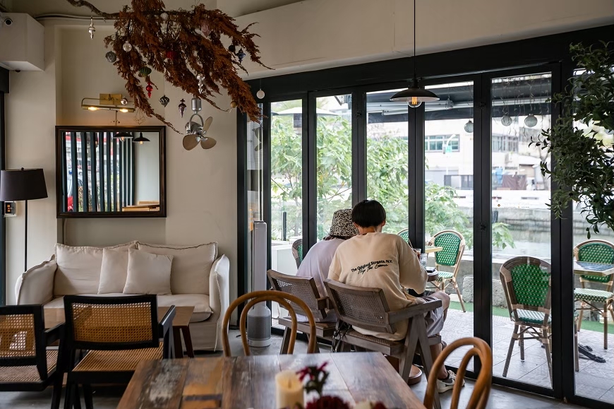 [台南美食]輕易拍出歐洲感的河畔餐廳，運河畔的浪漫餐酒館｜Wom Salone @城市少女阿璇