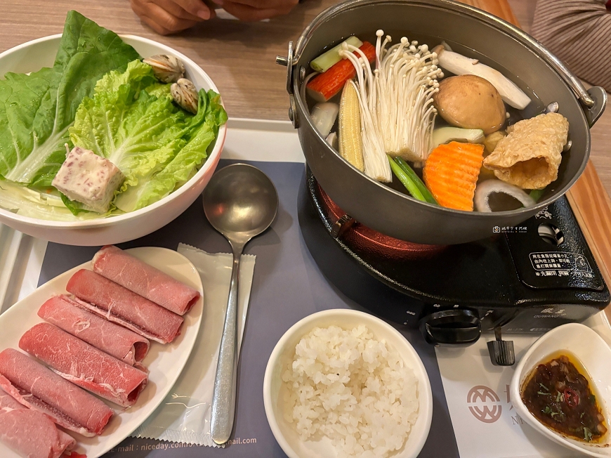 [台南美食]佳里人氣簡餐火鍋，隱身住宅區裡的鄉村風餐廳，平假日皆滿滿人潮，佳里聚餐餐廳推薦｜好日。comfort food @城市少女阿璇