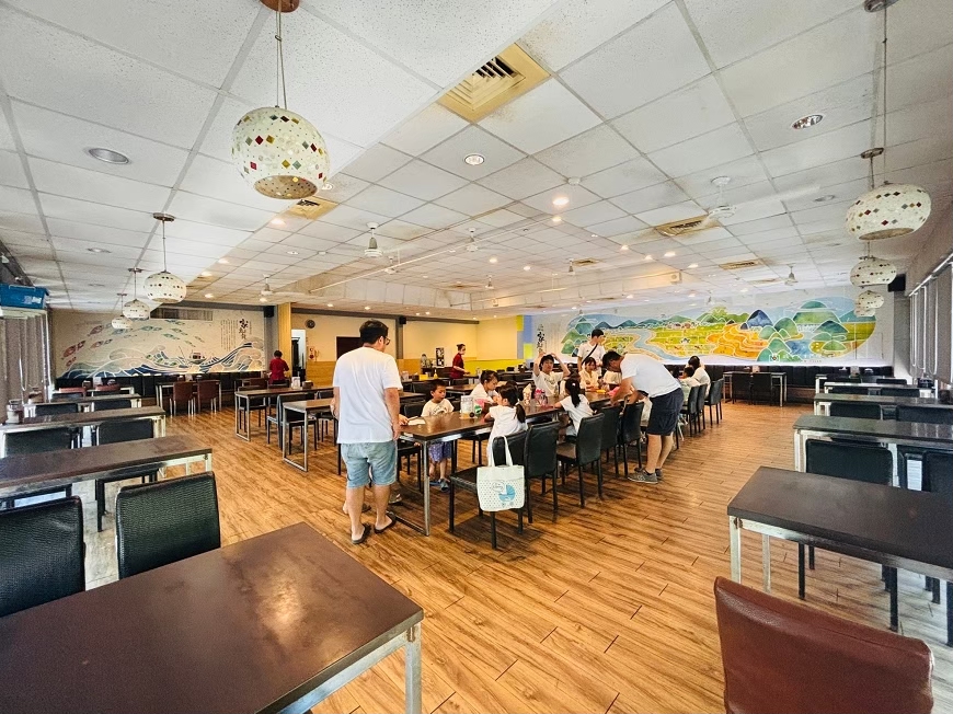 [台東美食]台東市區玻璃屋簡餐，用餐空間寬敞，餐點選擇豐富，熱氣球嘉年華吹冷氣好去處｜烏龍院家庭食堂 @城市少女阿璇