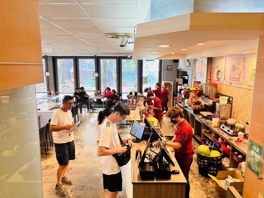 [台東美食]台東市區玻璃屋簡餐，用餐空間寬敞，餐點選擇豐富，熱氣球嘉年華吹冷氣好去處｜烏龍院家庭食堂 @城市少女阿璇