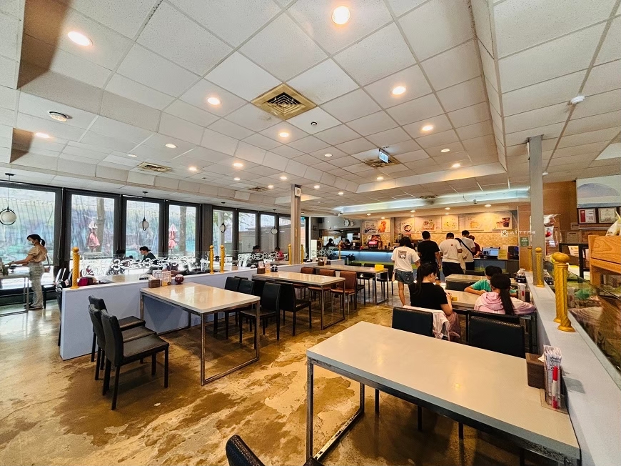[台東美食]台東市區玻璃屋簡餐，用餐空間寬敞，餐點選擇豐富，熱氣球嘉年華吹冷氣好去處｜烏龍院家庭食堂 @城市少女阿璇